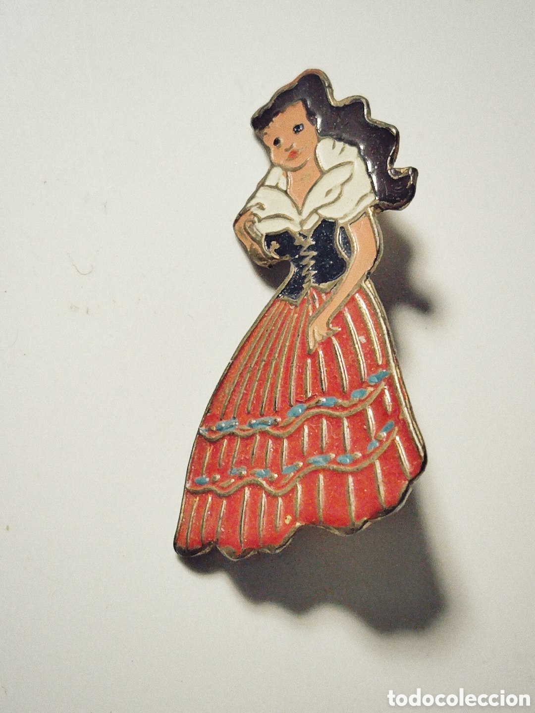 Pins de colecci&oacute;n: Pin met&aacute;lico vintage. Mujer con traje t&iacute;pico regional de &eacute;poca. Troquelado. A&ntilde;os 40-70