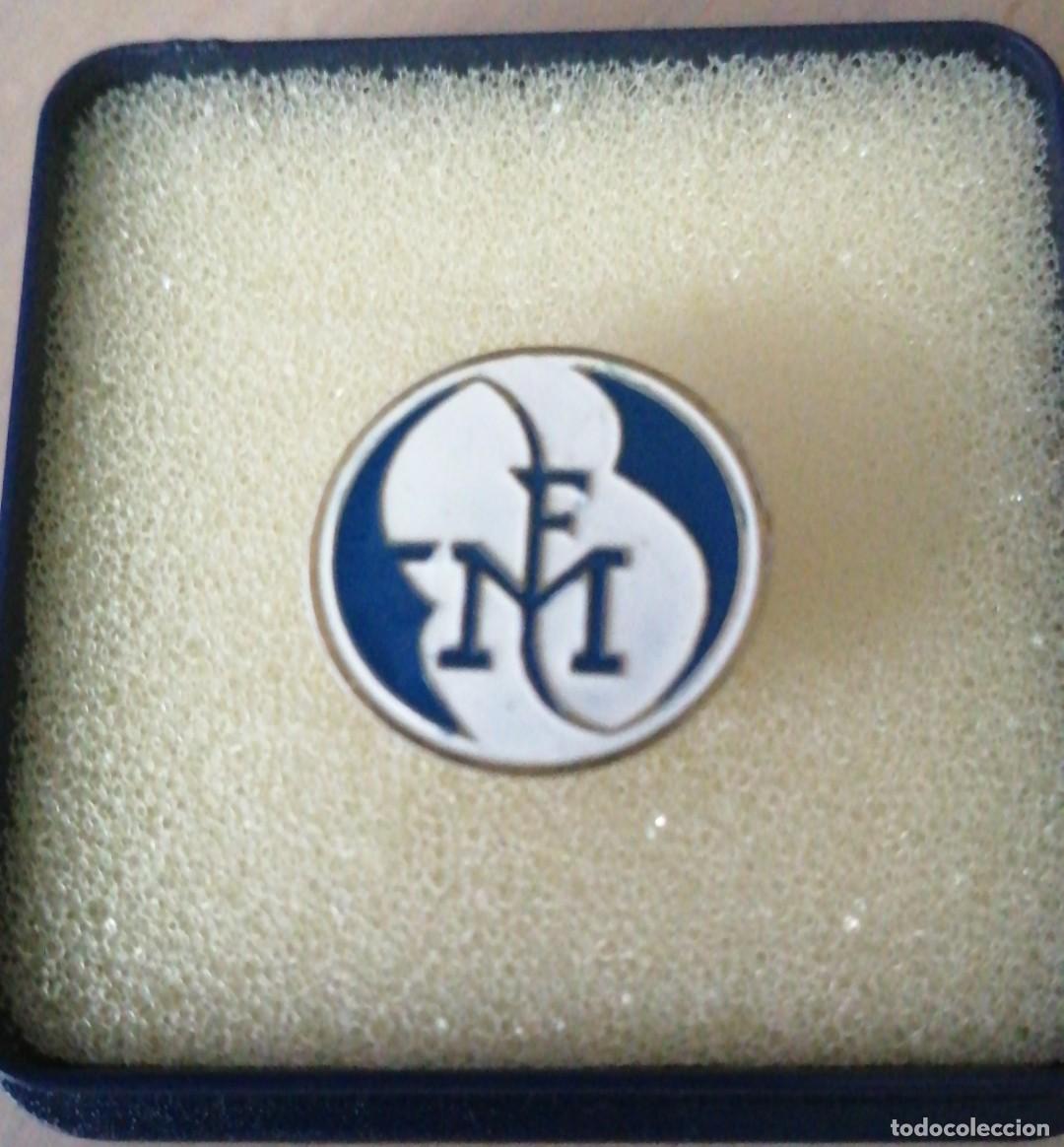 Pins de colecci&oacute;n: &Uacute;NICO PIN INSIGNIA OJAL F&Uacute;TBOL OFICIAL AVV. FUENTE DE LA MAN&Iacute;A ALORA M&Aacute;LAGA ESMALTADO ORIGINAL
