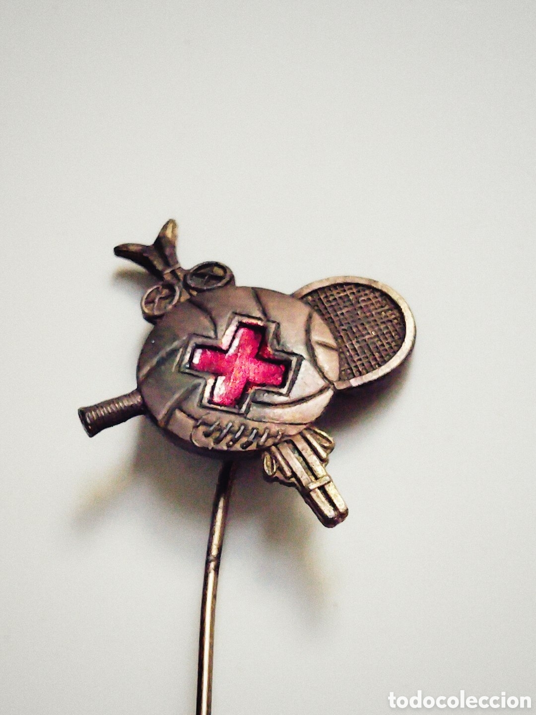 Pins de colecci&oacute;n: Insignia de solapa. Cruz Roja identificada como Asistencia Sanitaria Deportiva o Socorrismo de la CR