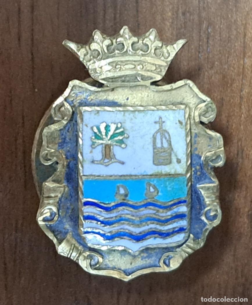 Pins de colecci&oacute;n: Insignia de solapa del Ayuntamiento de Isla Cristina en plata dorada a&ntilde;os 60-70