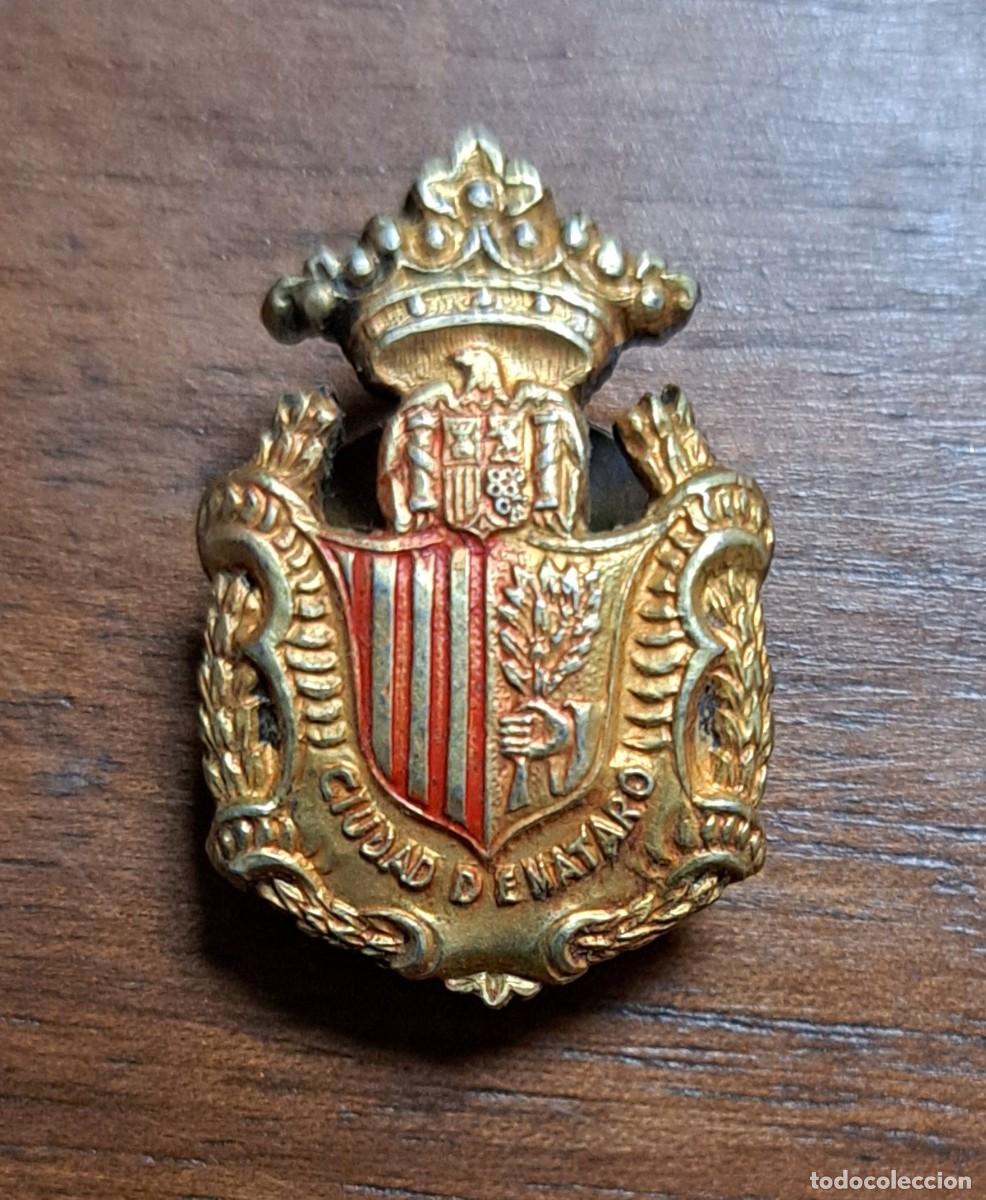 Pins de colecci&oacute;n: Insignia de solapa del Ayuntamiento de Matar&oacute; en plata dorada a&ntilde;os 60