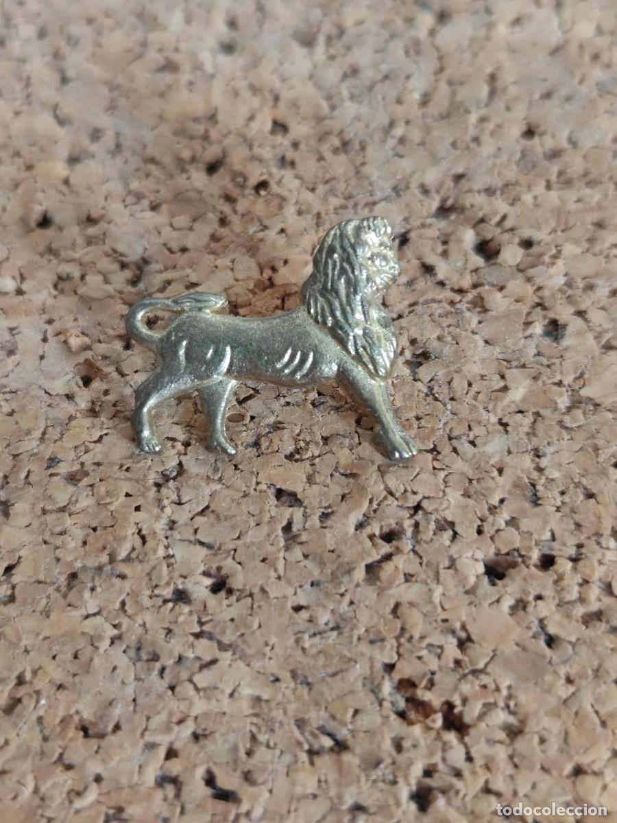 Pins de colecci&oacute;n: 2 Pin met&aacute;lico Le&oacute;n dorado