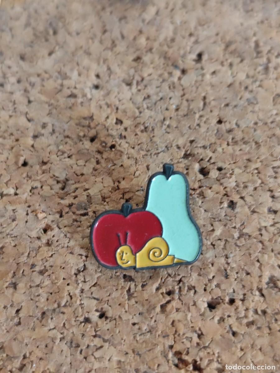 Pins de colecci&oacute;n: 2 Pin met&aacute;lico Pera , Manzana y caracol