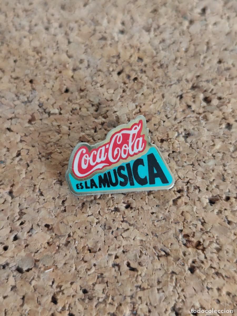 Pins de colecci&oacute;n: 2 Pin met&aacute;lico Coca Cola es la m&uacute;sica