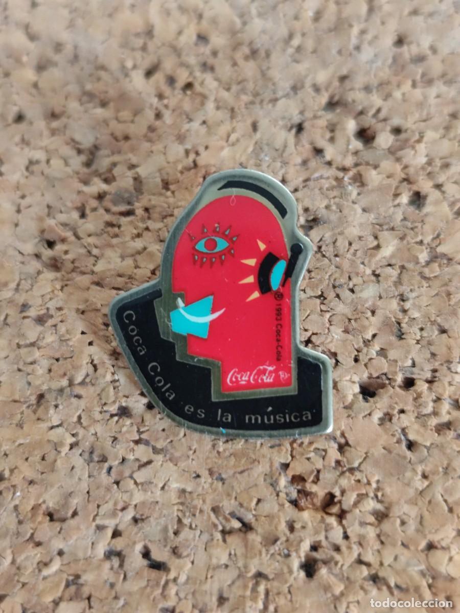 Pins de colecci&oacute;n: 2 Pin met&aacute;lico Coca Cola es la m&uacute;sica