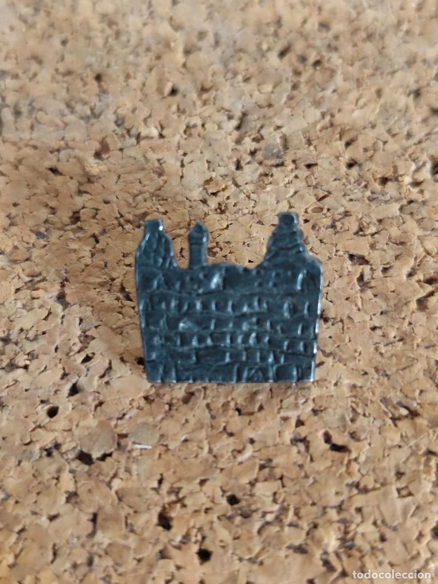 Pins de colecci&oacute;n: 2 Pin met&aacute;lico sin identificar
