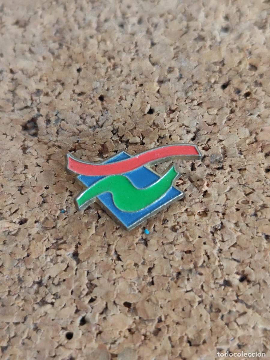 Pins de colecci&oacute;n: 2 Pin met&aacute;lico sin identificar