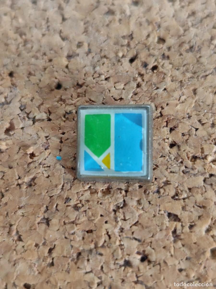 Pins de colecci&oacute;n: 2 Pin met&aacute;lico sin identificar
