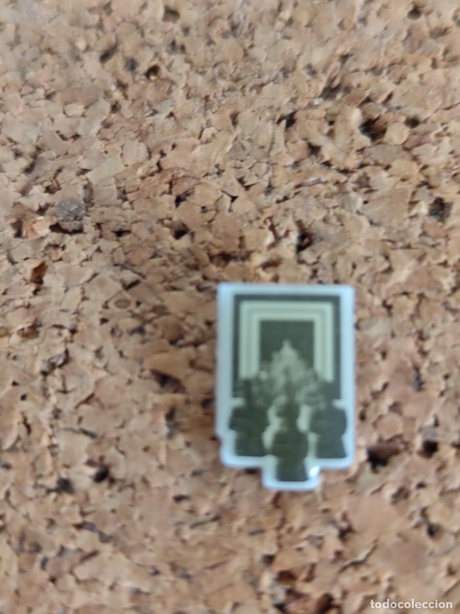 Pins de colecci&oacute;n: 2 Pin met&aacute;lico sin identificar - Foto 1