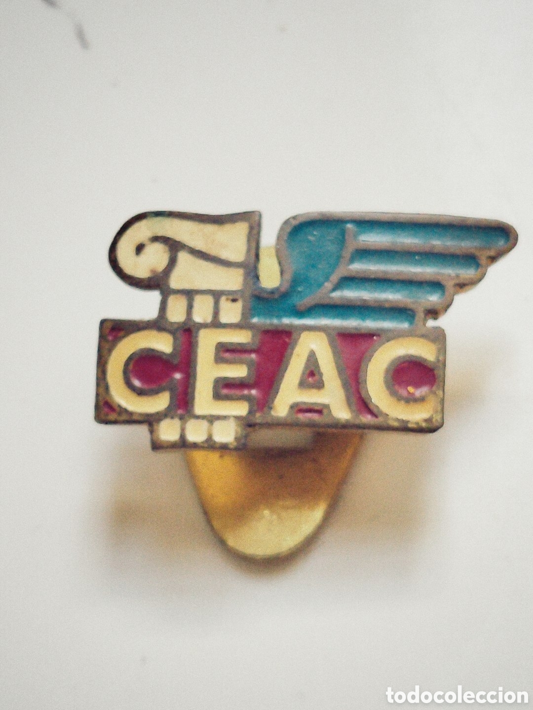 Pins de colecci&oacute;n: Academia CEAC. Centro de Estudios a Distancia. Pin de solapa antiguo, de ojal, esmaltado.