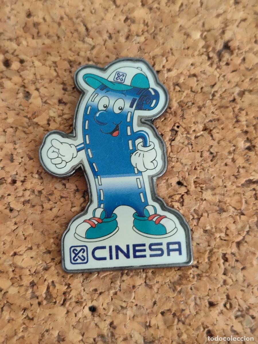 Pins de colecci&oacute;n: 2 Pin met&aacute;lico Cinesa - Foto 1