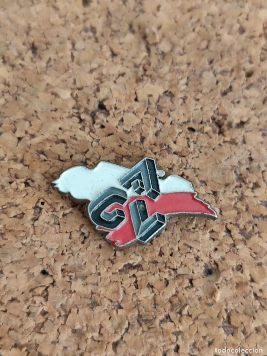 Pins de colecci&oacute;n: 2 Pin met&aacute;lico desconocido