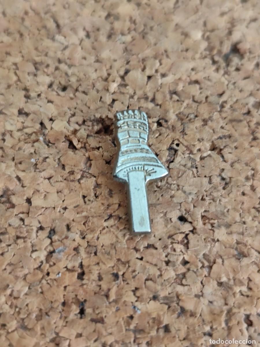 Pins de colecci&oacute;n: 2 Pin met&aacute;lico desconocido