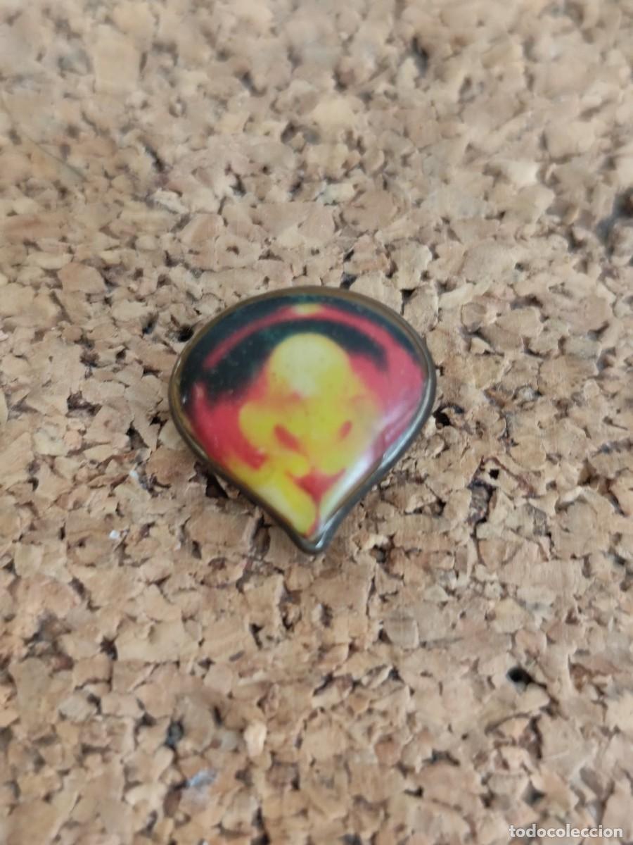 Pins de colecci&oacute;n: 2 Pin met&aacute;lico desconocido