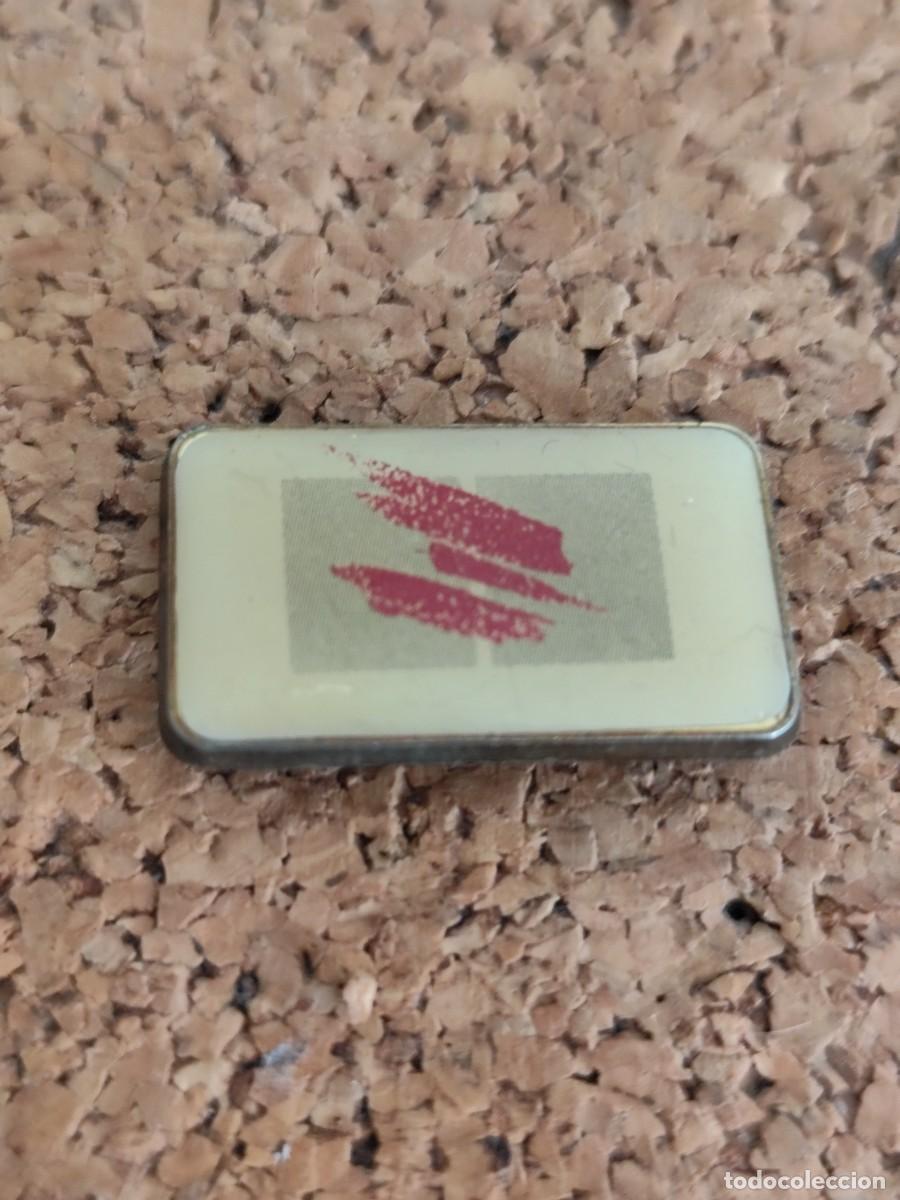 Pins de colecci&oacute;n: 2 Pin met&aacute;lico desconocido