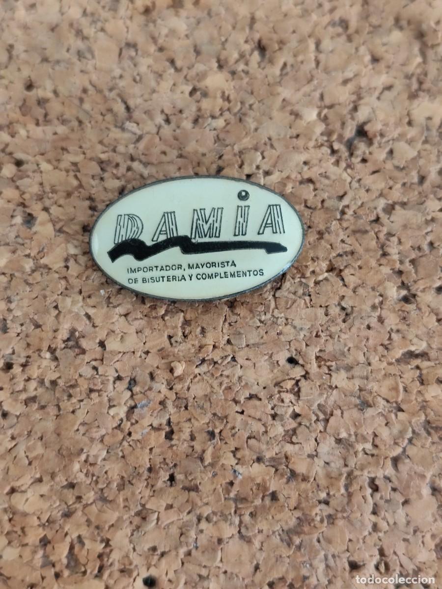Pins de colecci&oacute;n: 2 Pin met&aacute;lico Damia Importador Bisuter&iacute;a