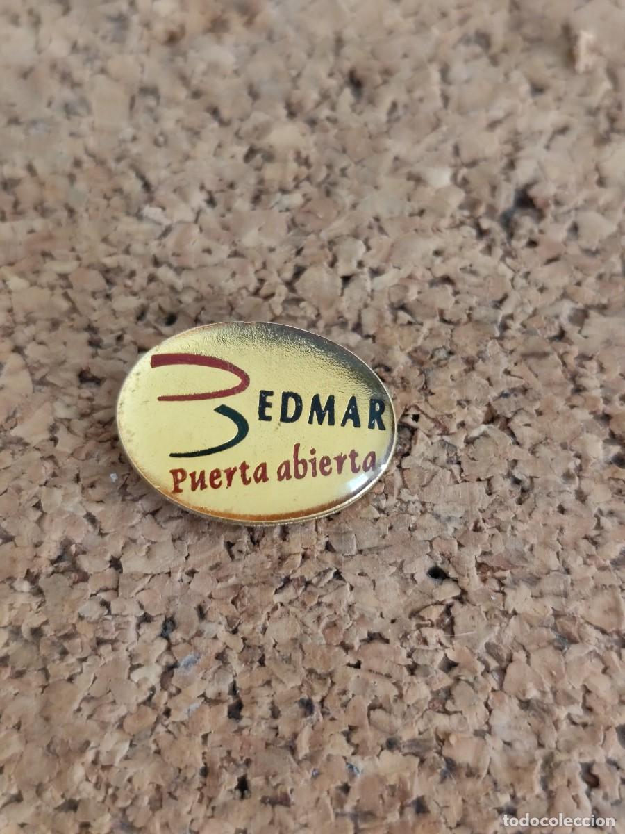 Pins de colecci&oacute;n: 2 Pin met&aacute;lico Bedmar puerta abierta