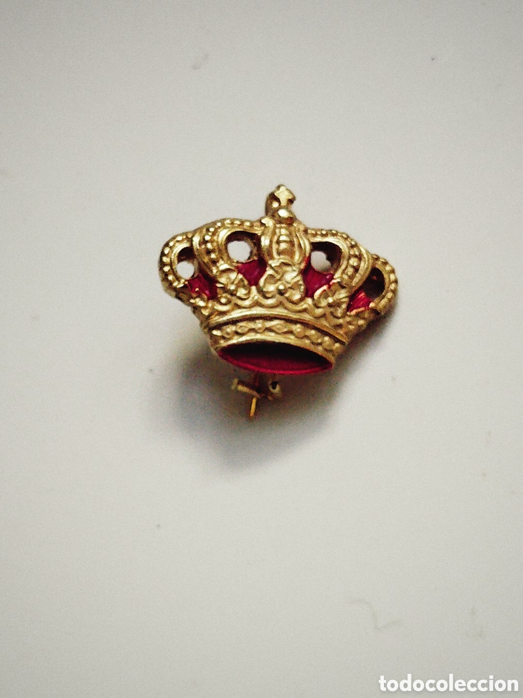 Pins de colecci&oacute;n: Corona Teresiana 20 x 15 mm. Insignia de solapa utilizada de forma oficial en el uso civil o de gala