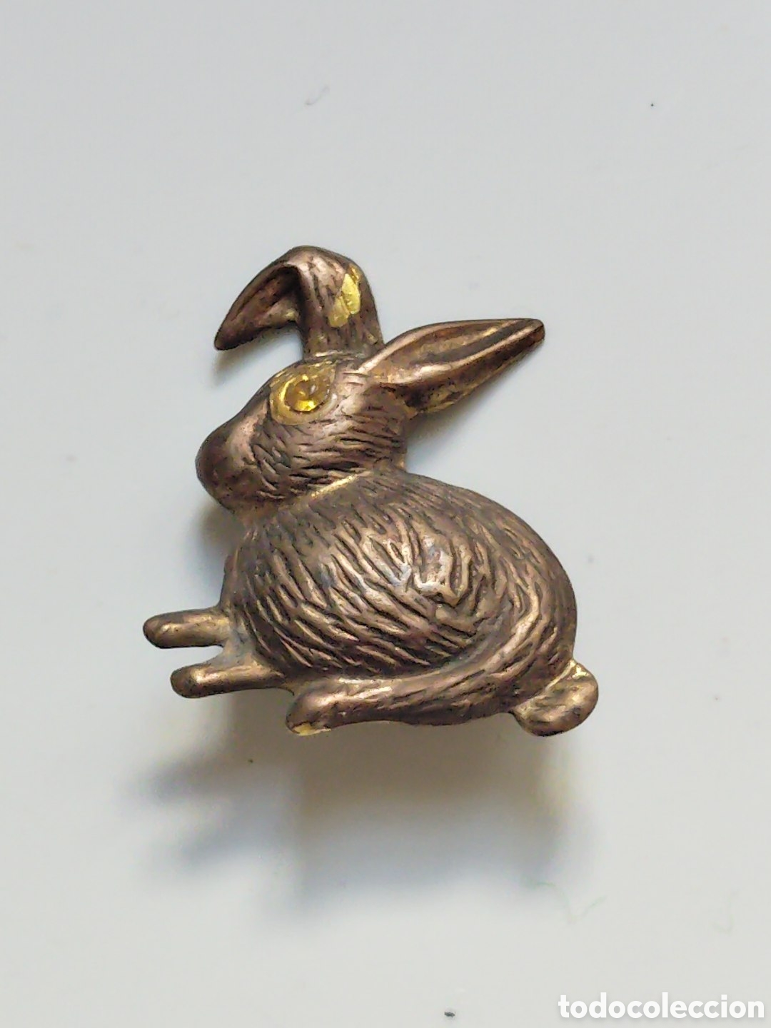 Pins de colecci&oacute;n: Broche vintage en forja de conejo. Grabado met&aacute;lico texturizado, ba&ntilde;ado en oro. A&ntilde;os 60/70