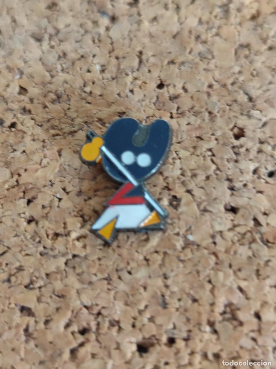 Pins de colecci&oacute;n: 2 Pin met&aacute;lico Pelegrin mascota Xacobeo 1993