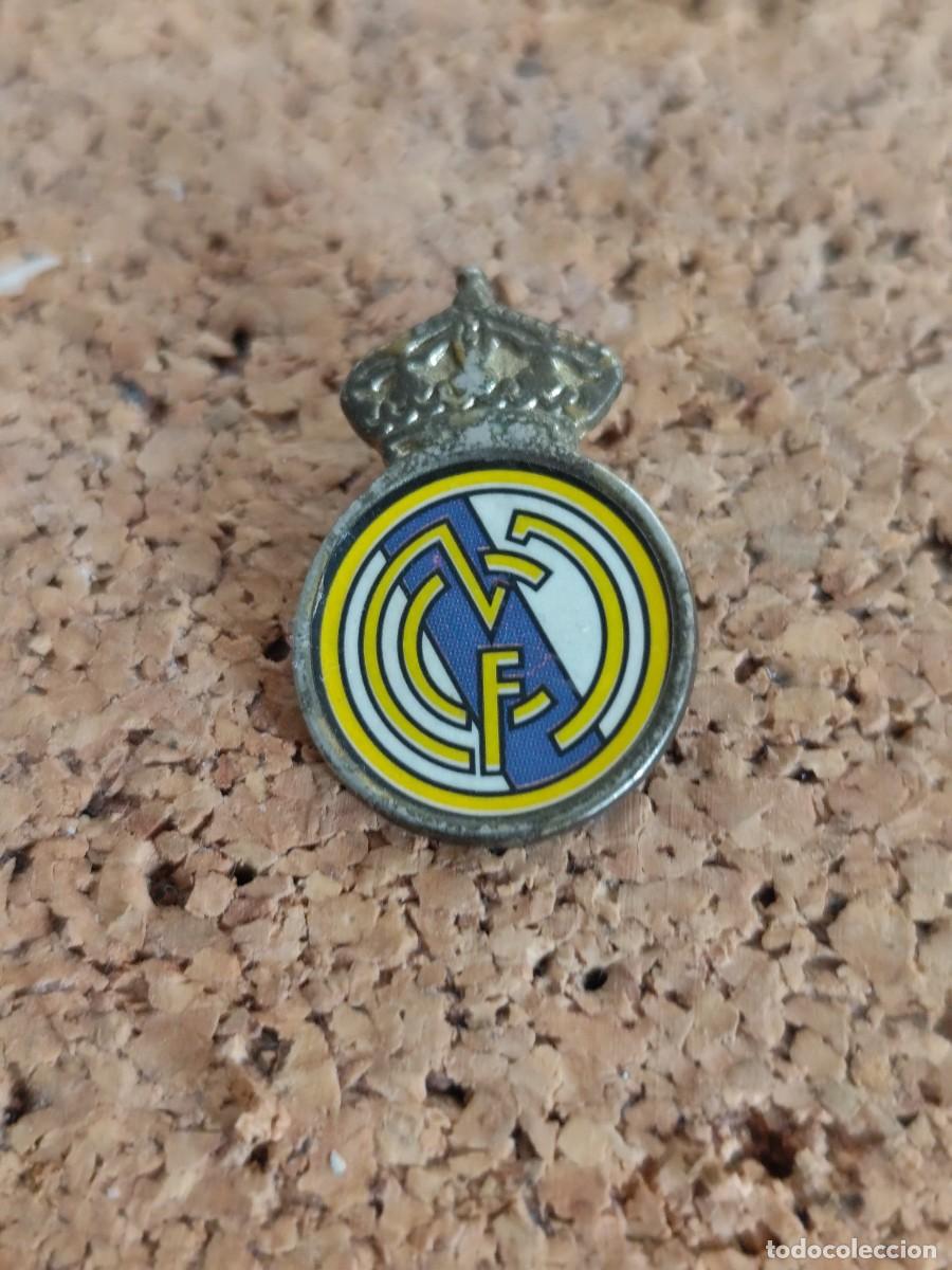 Pins de colecci&oacute;n: 2 Pin met&aacute;lico Real Madrid