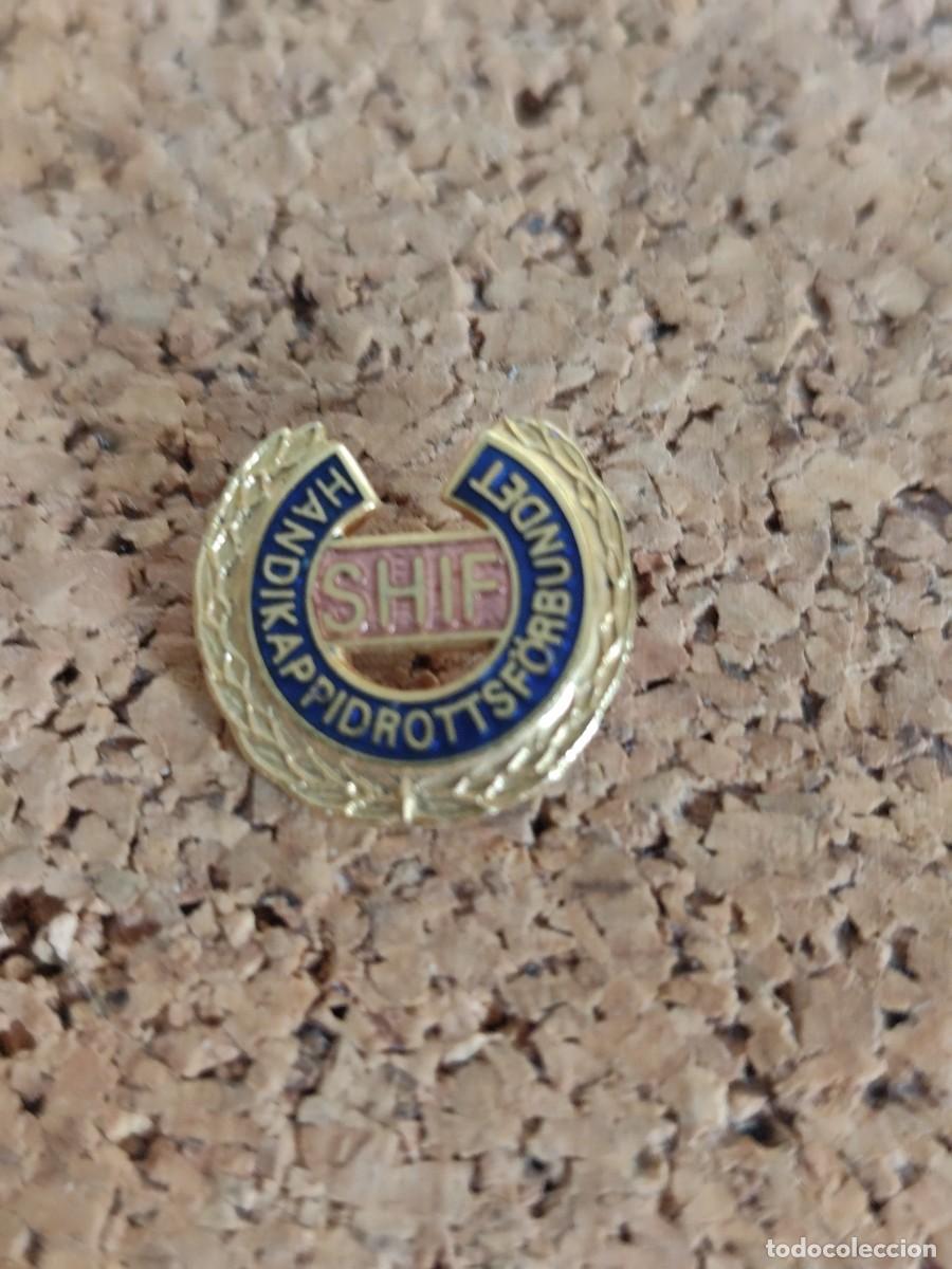 Pins de colecci&oacute;n: 2 Pin met&aacute;lico Shif extranjero