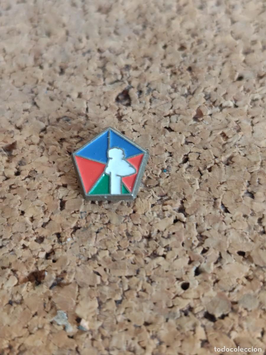Pins de colecci&oacute;n: 2 Pin met&aacute;lico Torre de Control de Vitoria