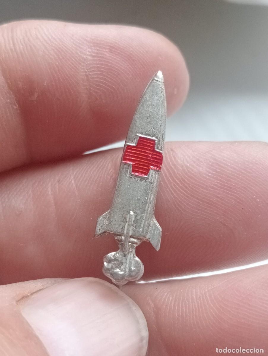 Pins de colecci&oacute;n: INSIGNIA CRUZ ROJA COHETE ALFILER PINS D&Iacute;A DE LA BANDERITA