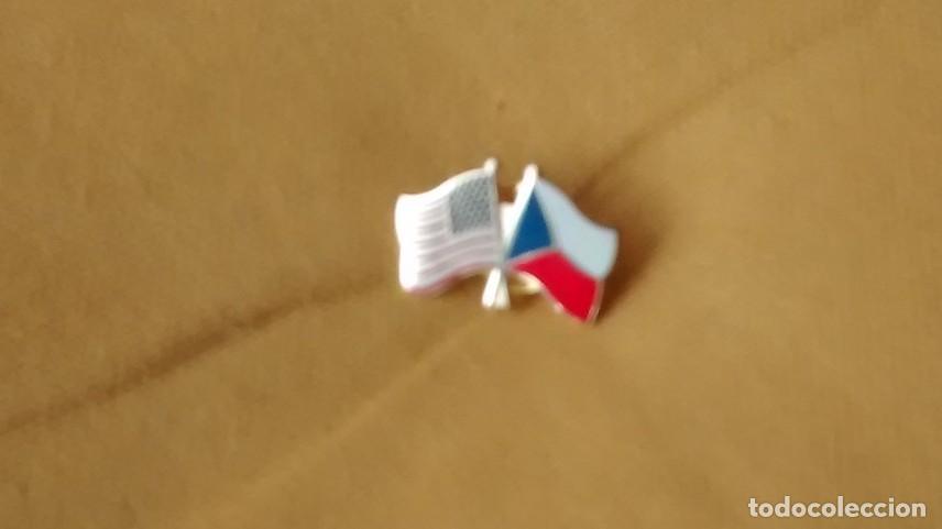 Pins de colecci&oacute;n: pins banderas USA y Chequia