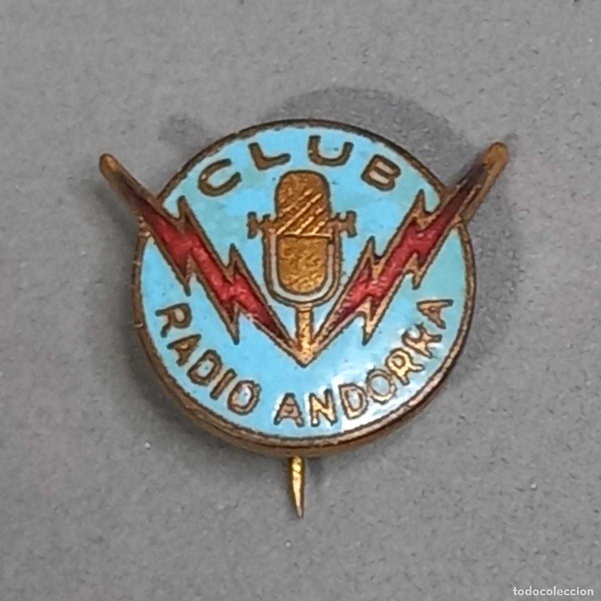 Pins de colecci&oacute;n: Antigua insignia de alfiler del CLUB DE AMIGOS de RADIO ANDORRA. A&ntilde;os 50 - 60