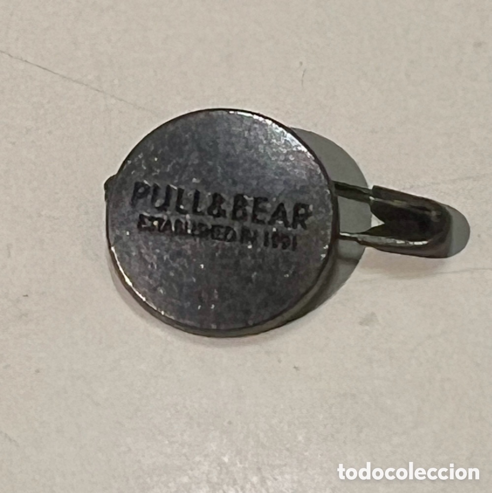 Pins de colecci&oacute;n: Pin / Alfiler. PULL & BEAR. Metal. 1991.