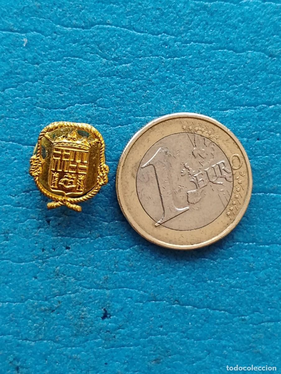 Pins de colecci&oacute;n: ANTIGUA INSIGNIA/PIN DE OJAL - ESCUDO COLOR DORADO - A IDENTIFICAR