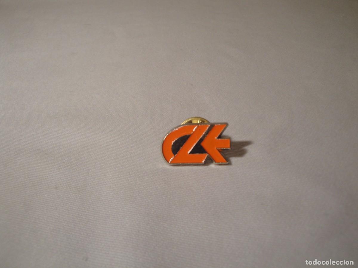 Pins de colecci&oacute;n: Insignia pin met&aacute;lica CL Regionales Castilla Le&oacute;n de Renfe. A&ntilde;os 80 y 90. Nueva.