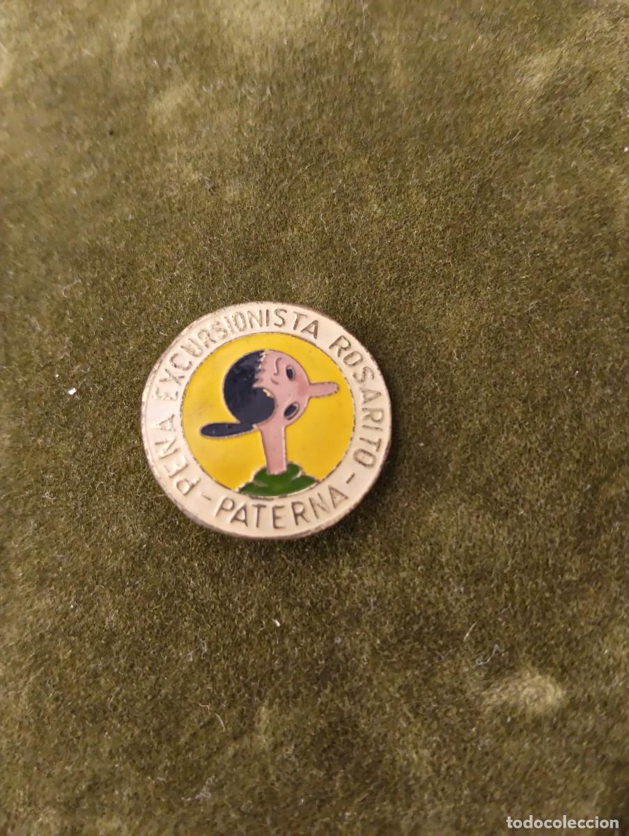 Pins de colecci&oacute;n: ANTIGUO BROCHE EN CHAPA LITOGRAFIADA - A&Ntilde;OS 50/60 - INSIGNIA PE&Ntilde;A EXCURSIONISTA ROSARITO PATERNA