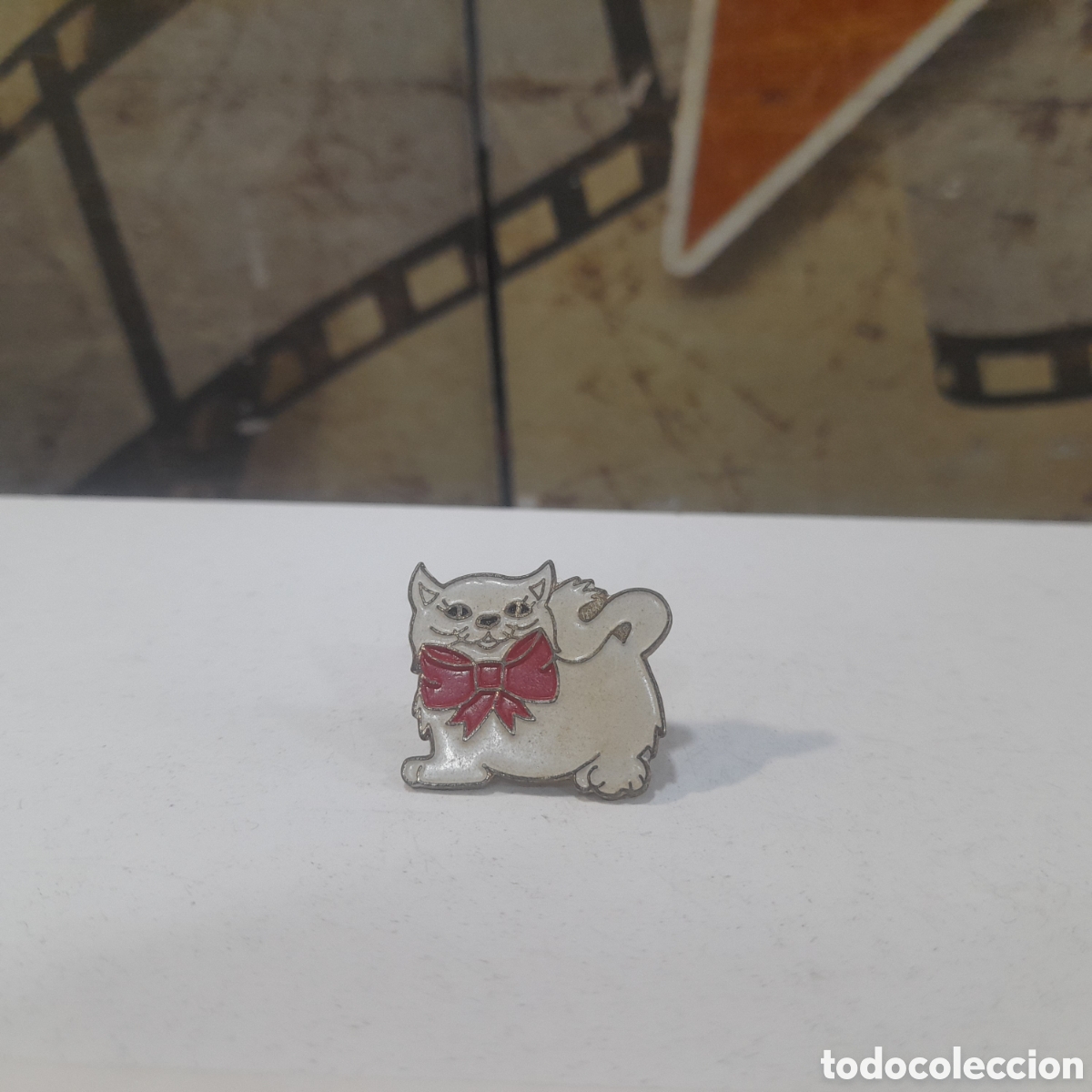 Pins de colecci&oacute;n: Pin de gato blanco con lazo