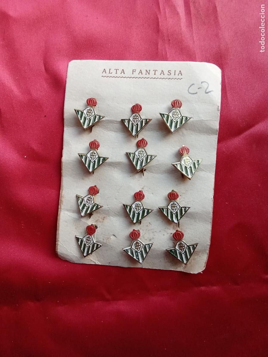 Pin's de collection: Antiguo cart&oacute;n 12 pin del Betis C-2 f&uacute;tbol. Vitrina granate