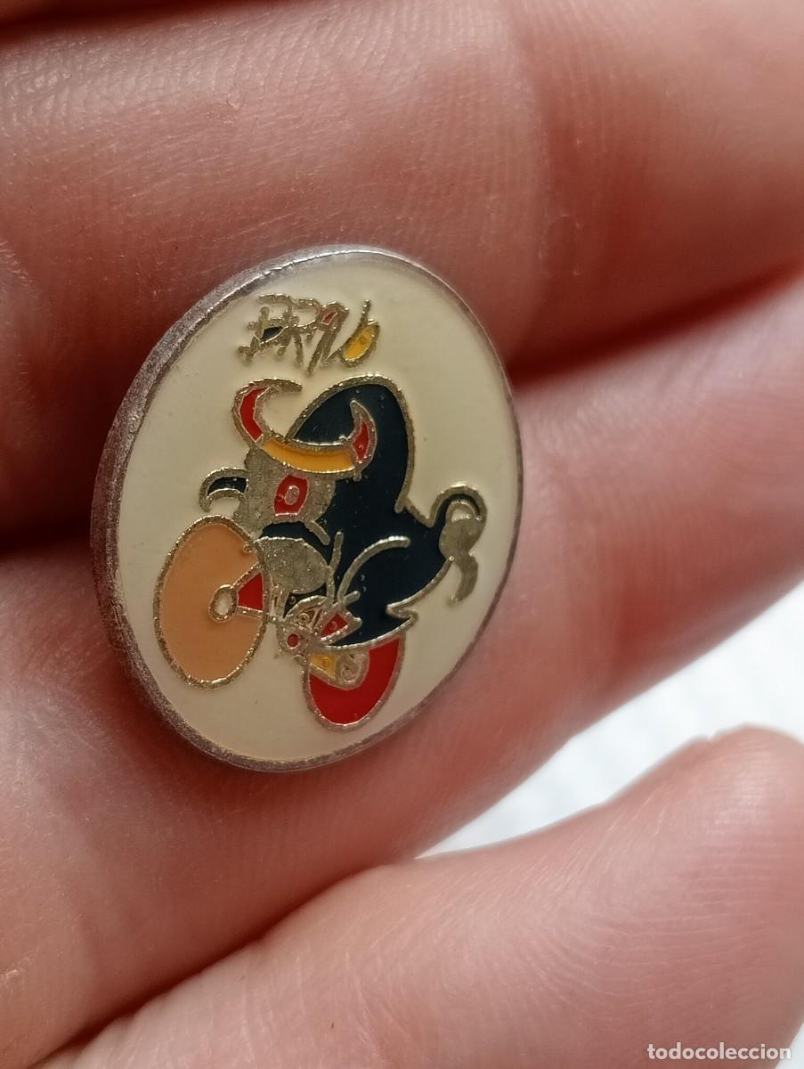 Pins de colecci&oacute;n: PINS TAURINO TORO EN BICICLETA SAN FERM&Iacute;N TAUROMAQUIA,TORERO