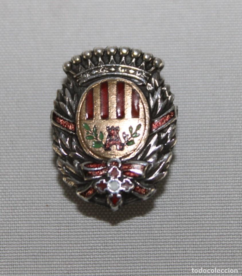 Pins de colecci&oacute;n: Pin insignia Ayuntamiento de Tarrasa en plata esmaltada. Escudo de Terrassa