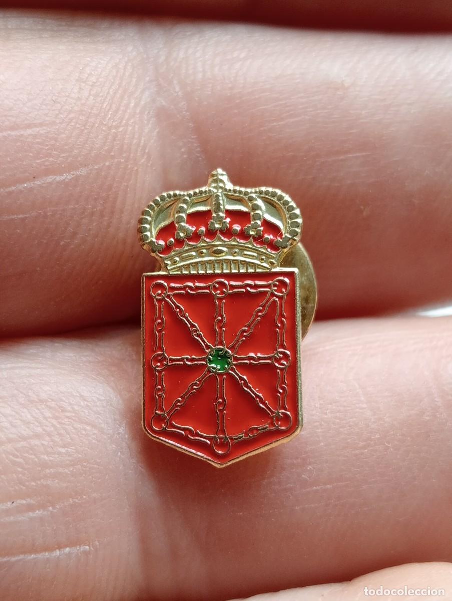 Pins de colecci&oacute;n: PINS NAVARRA COMUNIDAD FORAL PAMPLONA IRU&Ntilde;A ESCUDO HER&Aacute;LDICO