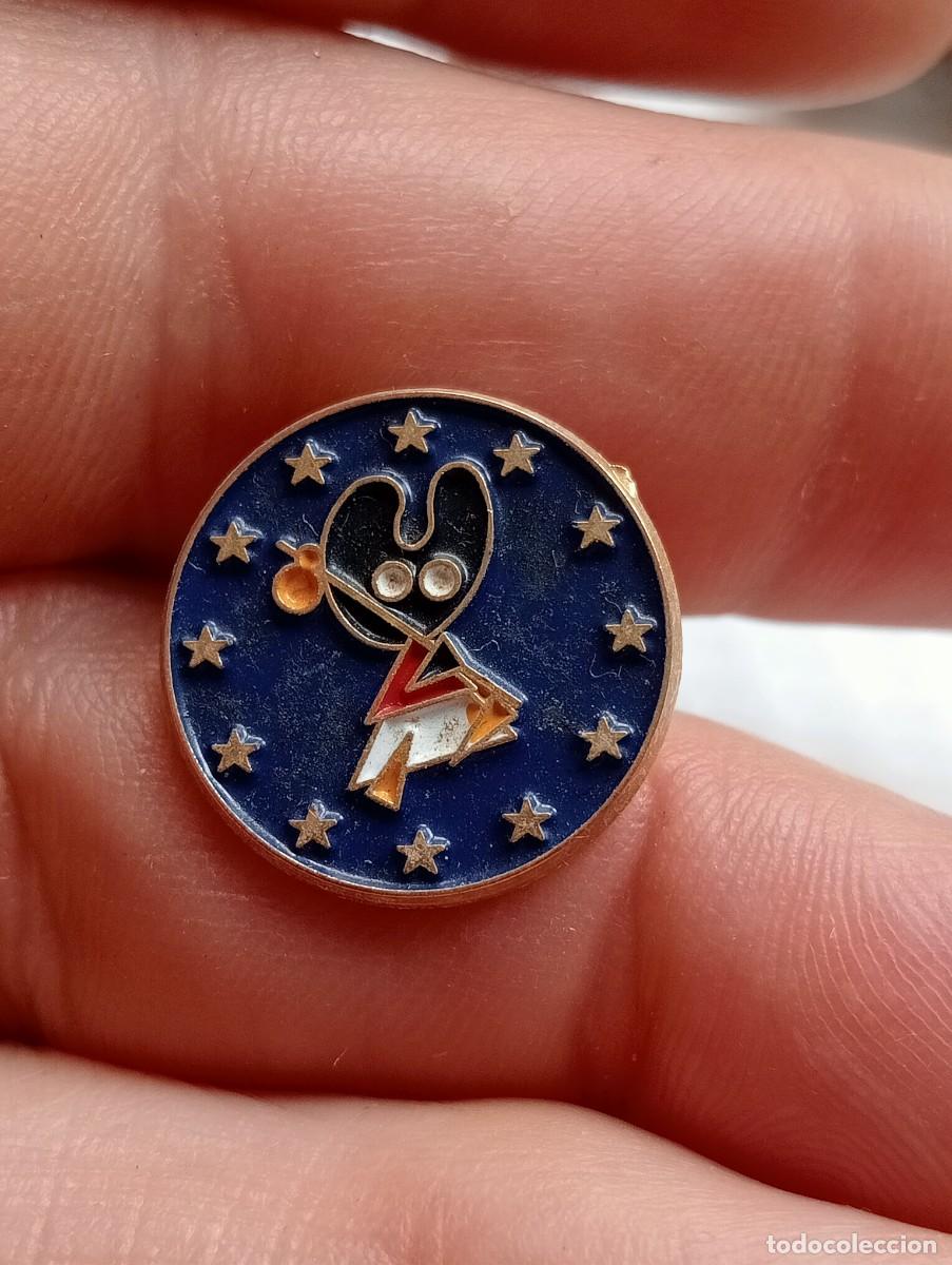 Pins de colecci&oacute;n: PINS MASCOTA XACOVEO PEREGRIN CON ESTRELLAS EUROPA INSIGNIA