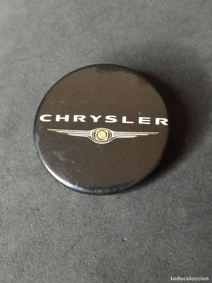Pins de colecci&oacute;n: CHAPA CHRYSLER NEGRA (CON ALFILER) CHAPAS COCHES COCHE
