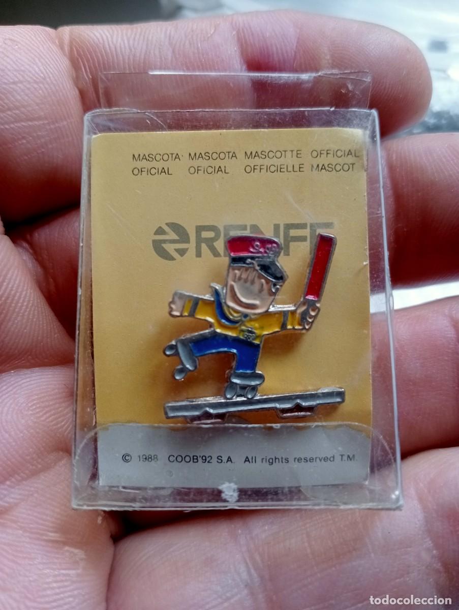 Pins de colecci&oacute;n: PINS COBI MASCOTA OLIMPICA CON TRAJE JEFE ESTACI&Oacute;N RENFE , FERROCARRIL FERROVIARIO INSIGNIA