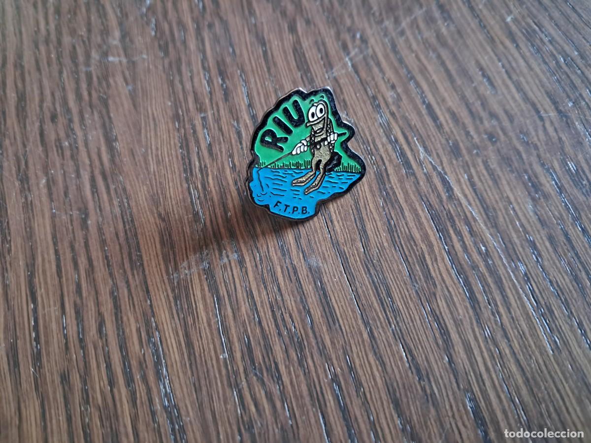 Pins de colecci&oacute;n: pin de publicidad, pesca en r&iacute;o, Riu, F.T.P.B.