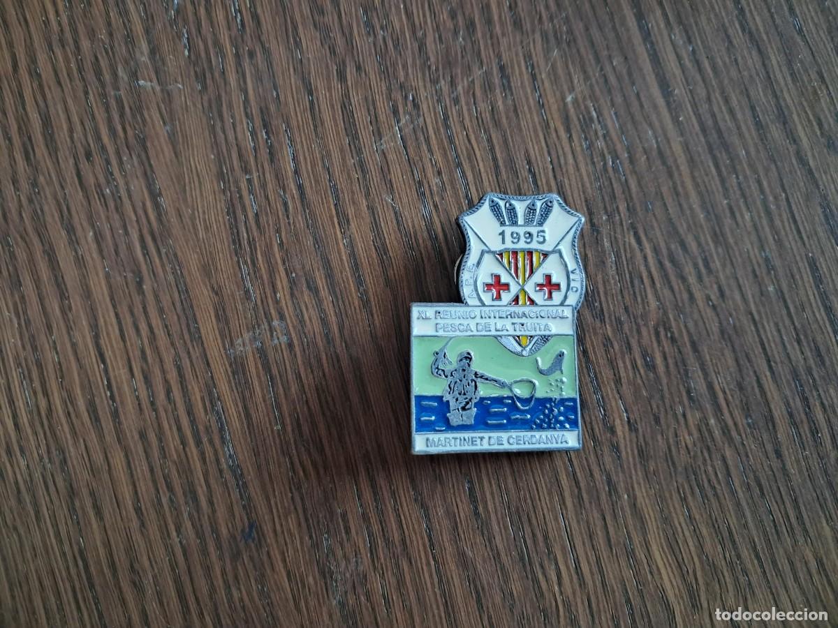 Pins de colecci&oacute;n: pin de publicidad, XL reuni&oacute; internacional pesca de la truita, Martinet de Cerdanya, a&ntilde;o 1995.