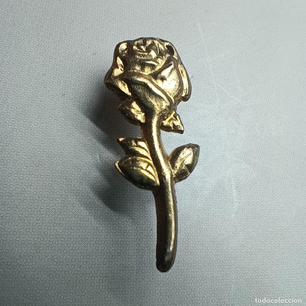 Pins de colecci&oacute;n: Pin met&aacute;lico rosa dorada &ndash; dise&ntilde;o floral en relieve
