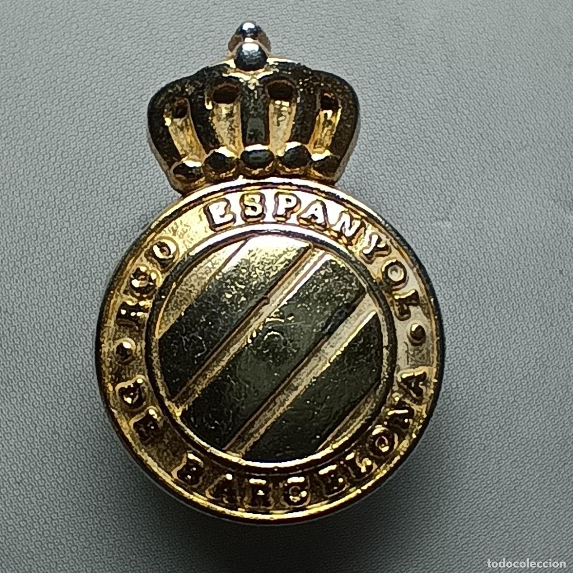 Pins de colecci&oacute;n: Pin R.C.D. Espanyol de Barcelona &ndash; escudo met&aacute;lico dorado