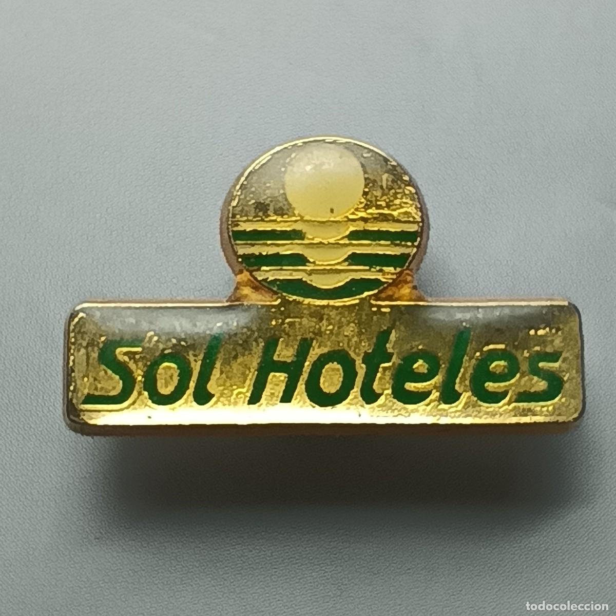 Pins de colecci&oacute;n: Pin Sol Hoteles &ndash; logotipo corporativo met&aacute;lico dorado