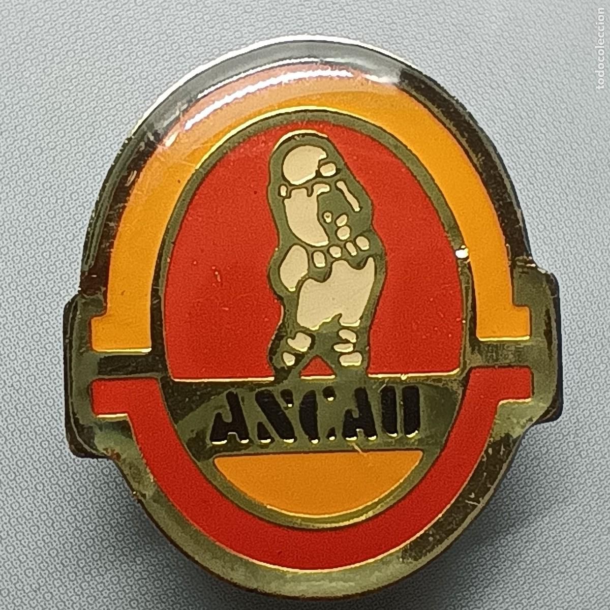 Pins de colecci&oacute;n: Pin Anvil &ndash; logotipo met&aacute;lico rojo y naranja