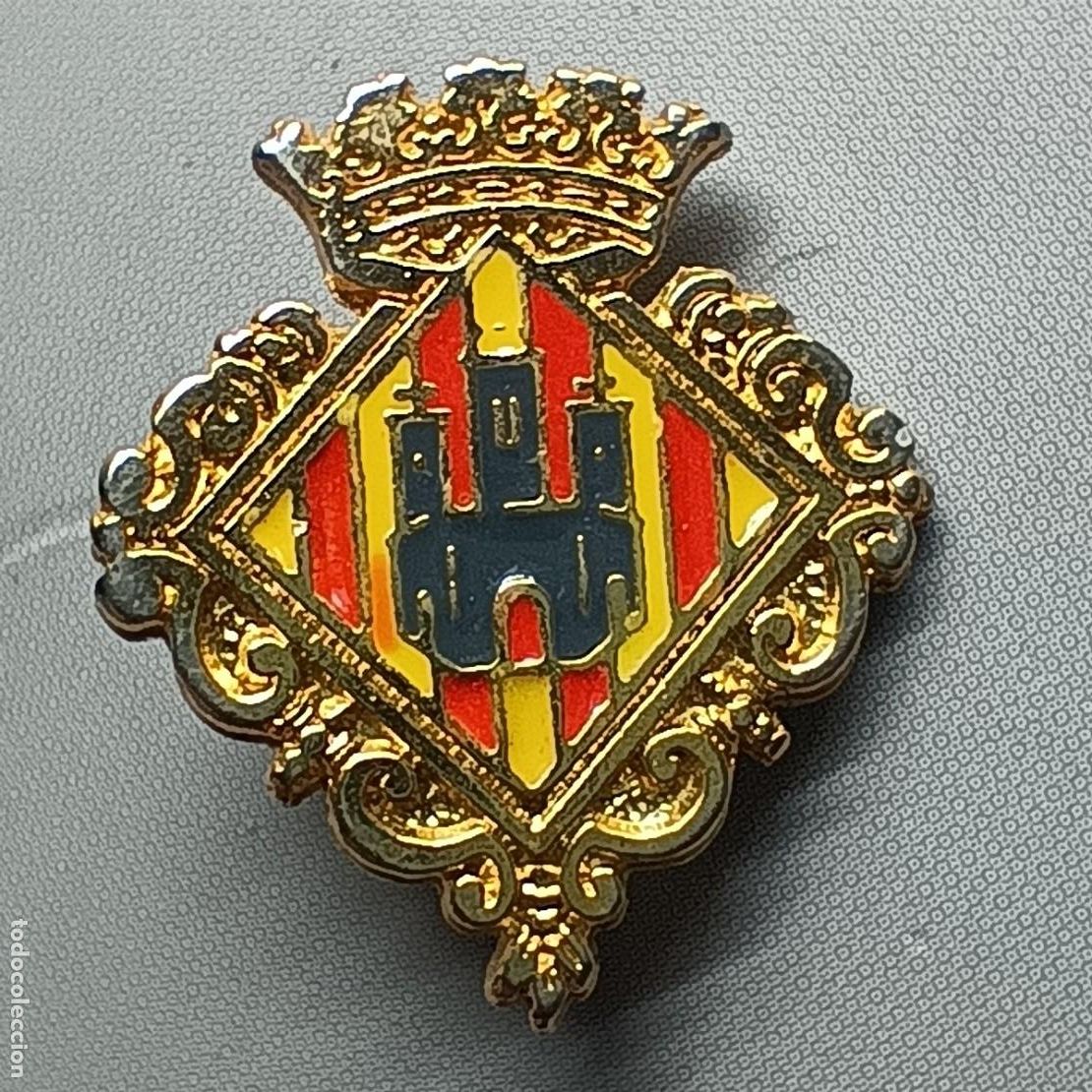 Pins de colecci&oacute;n: Pin Ayuntamiento de Castell&oacute;n de la Plana &ndash; escudo met&aacute;lico dorado