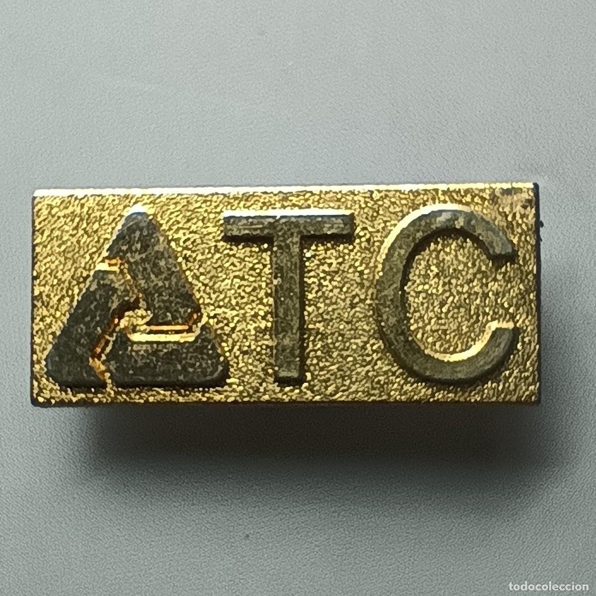 Pins de colecci&oacute;n: Pin ATC &ndash; placa met&aacute;lica dorada corporativa